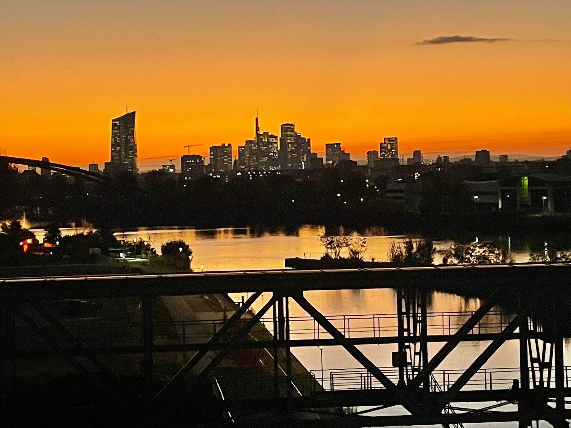 Goldene Stunde – Blick von der Dachterrasse auf die Frankfurter Skyline