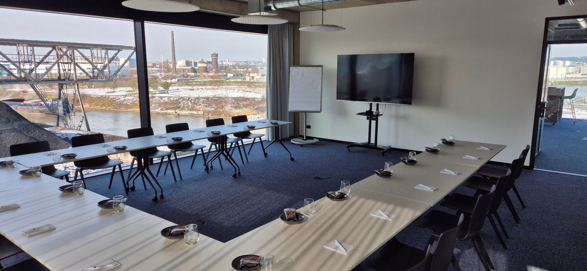 Workshop-Setup in U-Form mit Präsentationsfläche und Mainblick