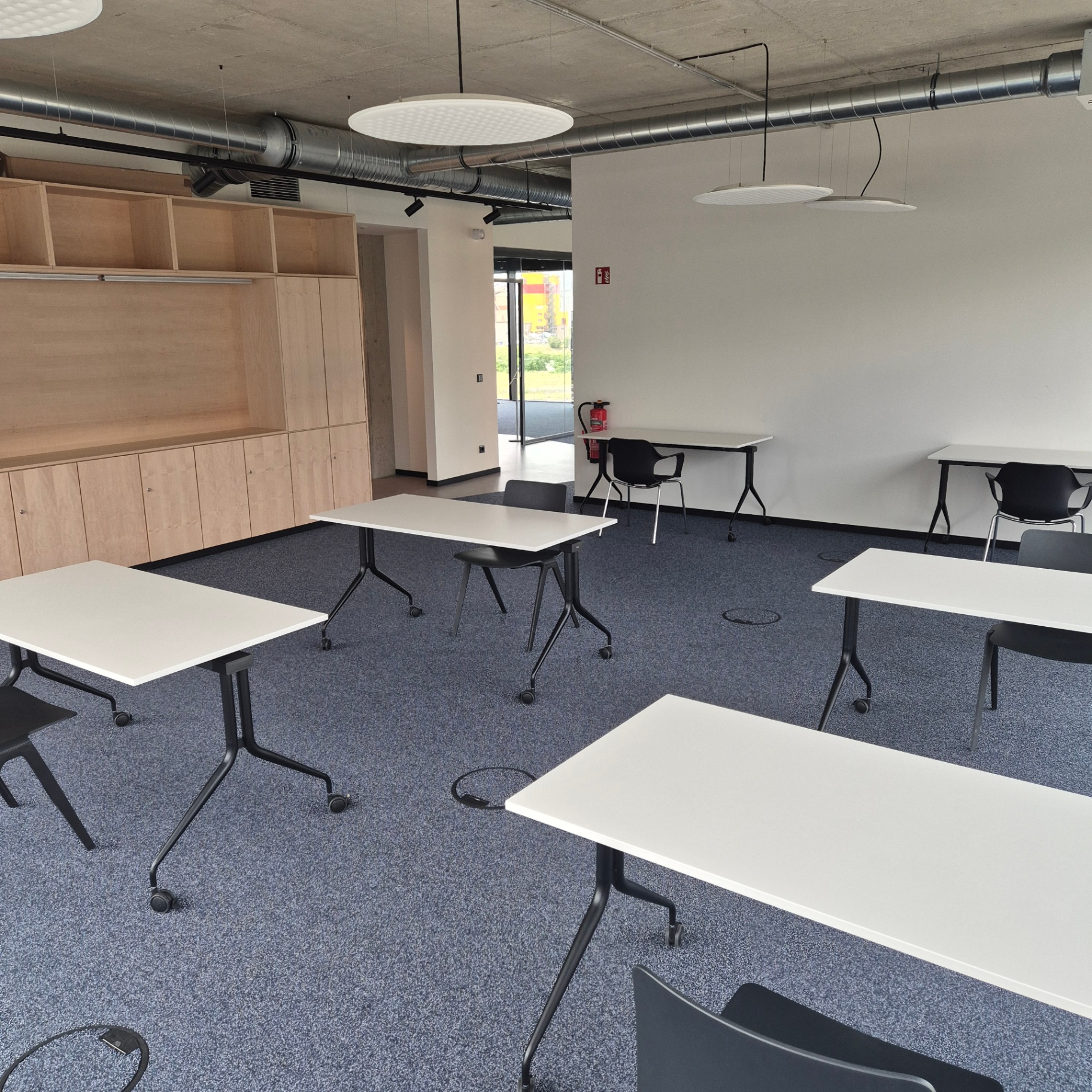 Holzschrankwand und offene Arbeitsfläche im HafenLoft