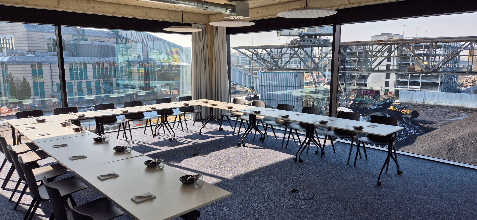 Workshop-Raum in U-Form mit Blick auf den Hafen